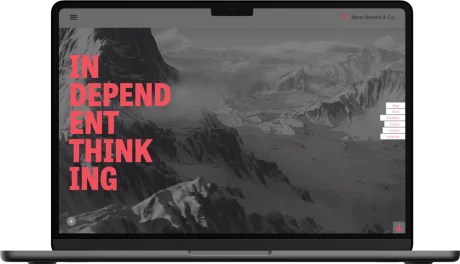 Motivierende Grafik: Weiße Worte „INDEPENDENT THINKING“ über einer nebelverhangenen Aufnahme einer dramatischen Berglandschaft.